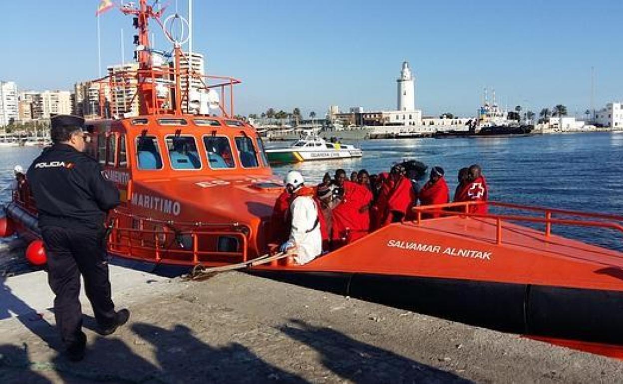 Imagen de archivo del Salvamar Alnitak trasladando a migrantes al Puerto de Málaga.