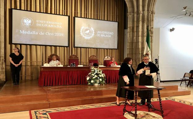La rectora de la UGR, Pilar Aranda, junto al rector de la UMA, José Ángel Narváez