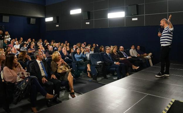 Imagen principal - Arriba, presentación ayer en el Albéniz del documental. Abajo, Villa Maya, la casa que sirvió de refugio a centenares de personas en ambos mandas y que fue destruida en febrero pasado. A la derecha, cartel de la película. 