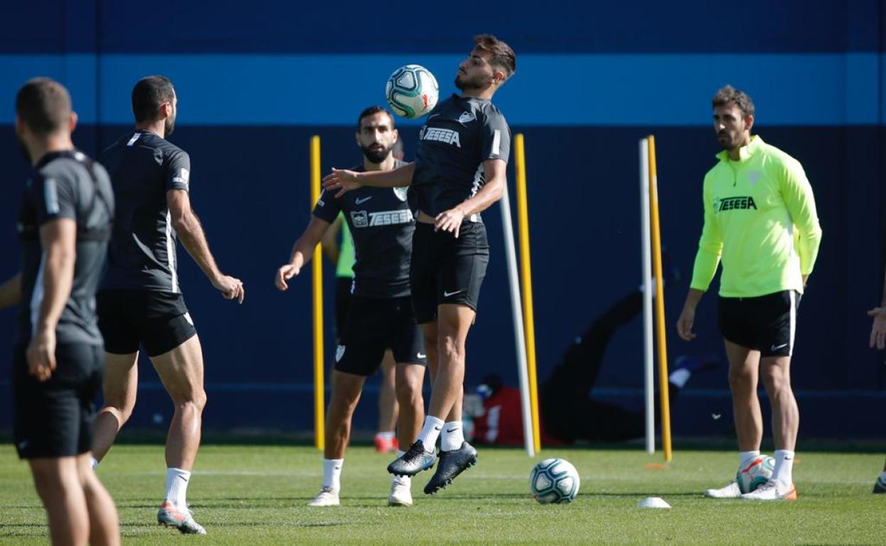 Luis Muñoz controla un balón con el pecho en el entrenamiento de este miércoles. 