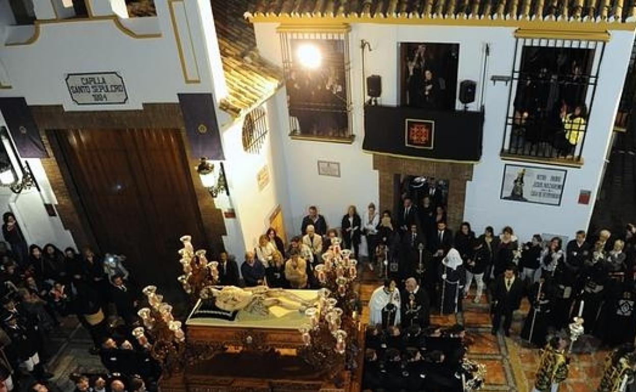 El Santo Sepulcro, durante su salida procesional el Viernes Santo. 
