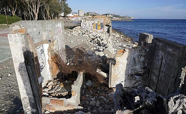 Antiguos casetones para aseos junto al roquedal, que se van a desmantelar. 