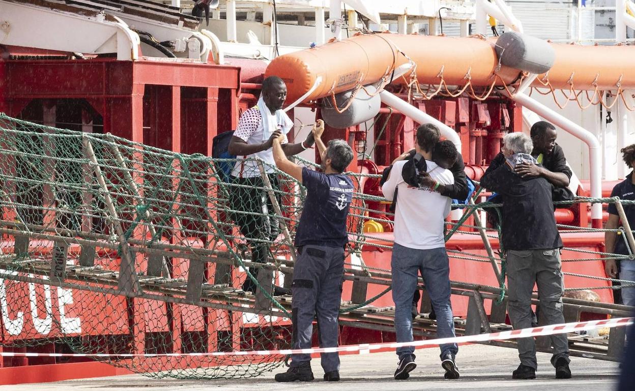 El barco de rescate 'Ocean Viking' llega con un grupo de inmigrantes al puerto italiano de Pozzallo.