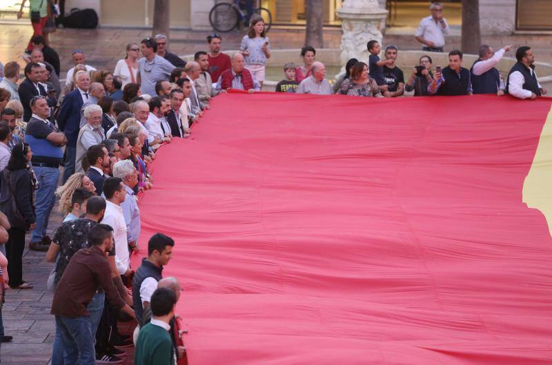 El PP desplegó una gran bandera de España en la plaza de la Constitución