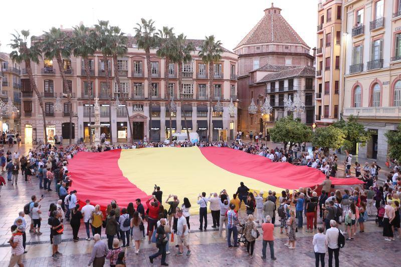 El PP desplegó una gran bandera de España en la plaza de la Constitución