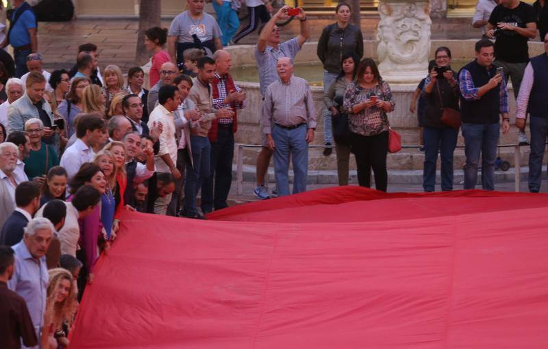 El PP desplegó una gran bandera de España en la plaza de la Constitución 