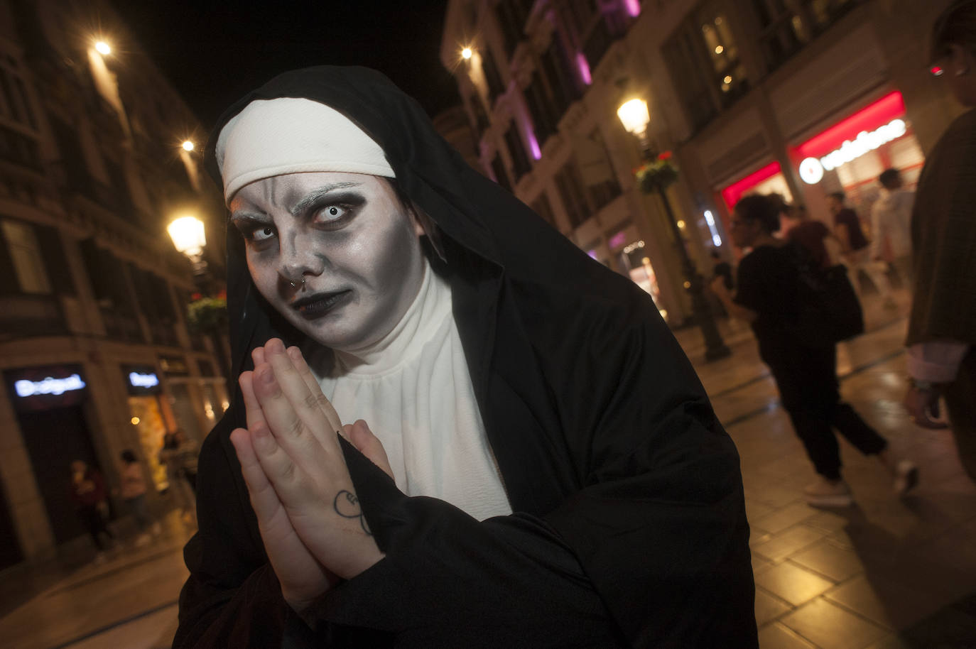 Disfraces para la Noche de Brujas en la calle Larios