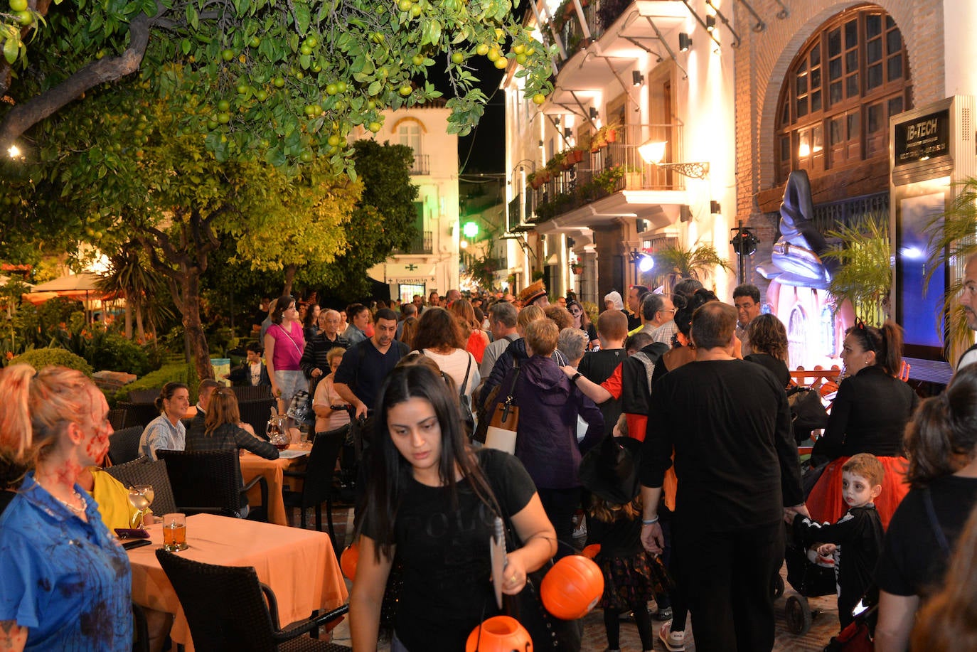 La terrorífica noche de Halloween en las calles de Marbella 