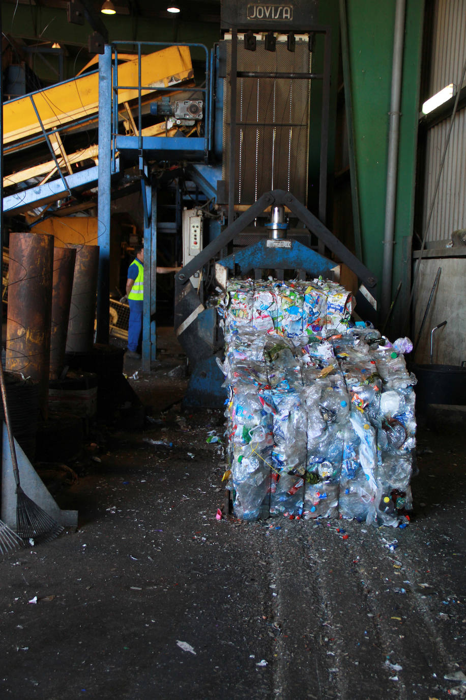 La planta de tratamiento de Málaga separa cada día 35 toneladas de envases para su reciclaje. La mayor parte del proceso es automática y permite clasificar siete tipos de materiales de entre los 10 kilos que cada ciudadano deposita al año en el contenedor amarillo