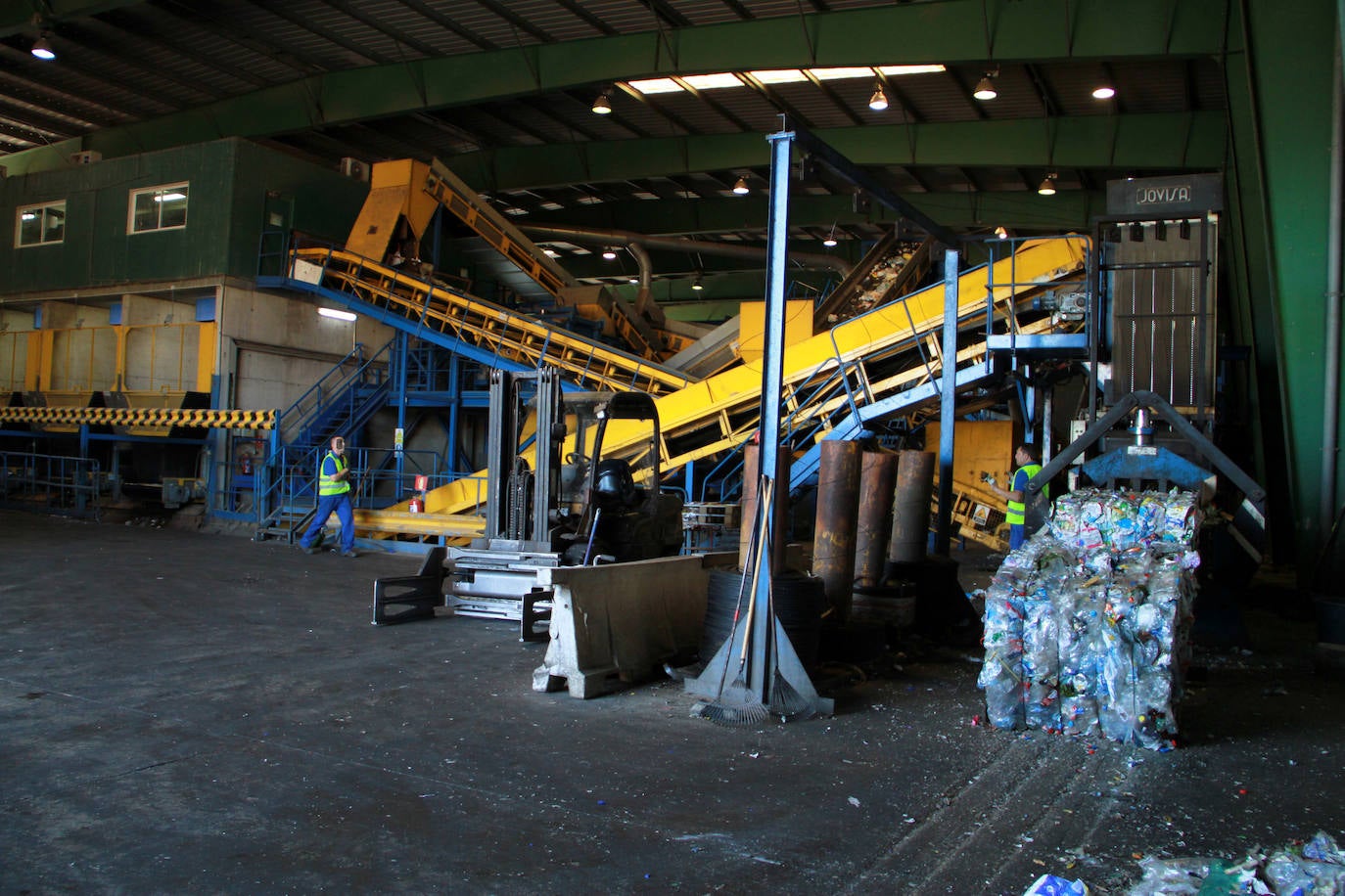 La planta de tratamiento de Málaga separa cada día 35 toneladas de envases para su reciclaje. La mayor parte del proceso es automática y permite clasificar siete tipos de materiales de entre los 10 kilos que cada ciudadano deposita al año en el contenedor amarillo