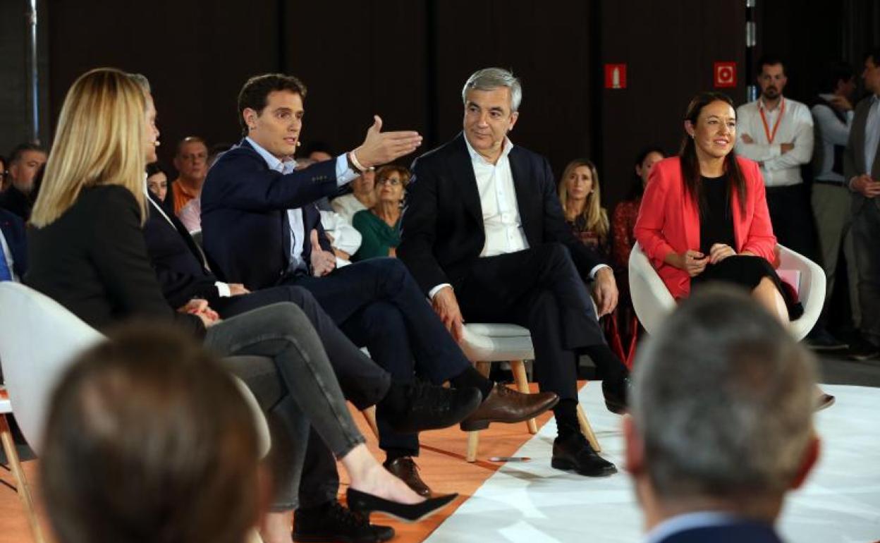 Albert Rivera, Luis Garicano y María Muñoz, entre otros, en el acto de Cs, en Málaga. 