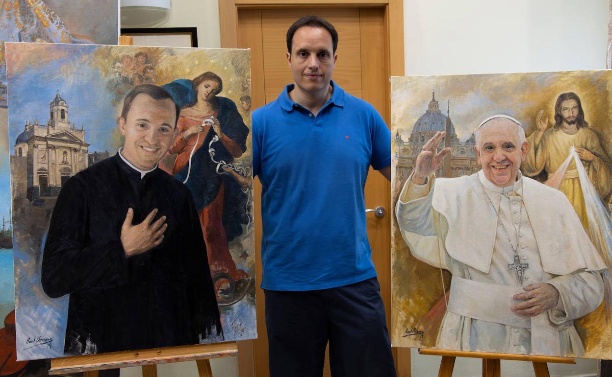 Raúl Berzosa junto a los lienzos que han servido para ilustrar los dos sellos. 