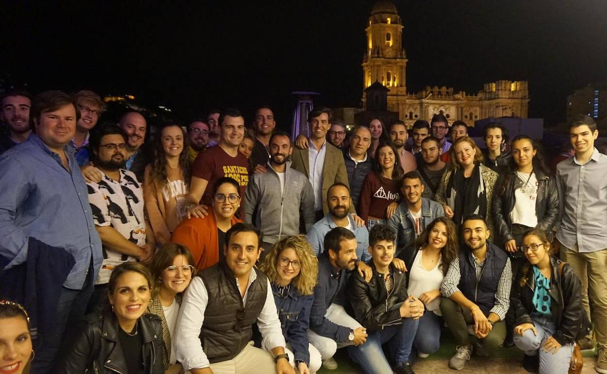 Bendodo y Montesinos, con representantes de Nuevas Generaciones. 