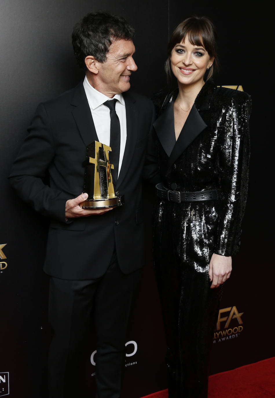 El malagueño recibió el galardón de manos de la actriz Dakota Johnson, hija de su exmujer Melanie Griffith
