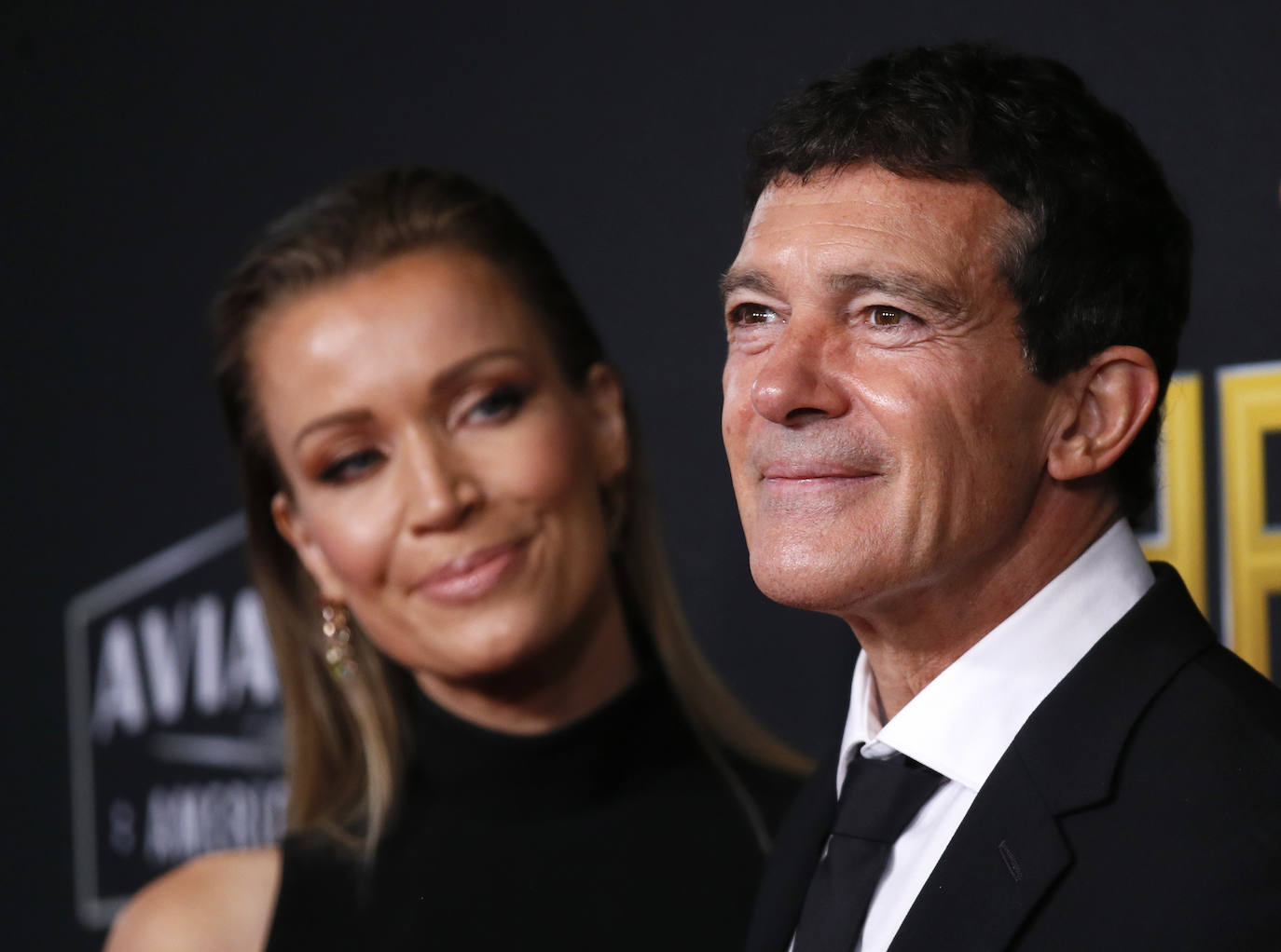 El malagueño recibió el galardón de manos de la actriz Dakota Johnson, hija de su exmujer Melanie Griffith