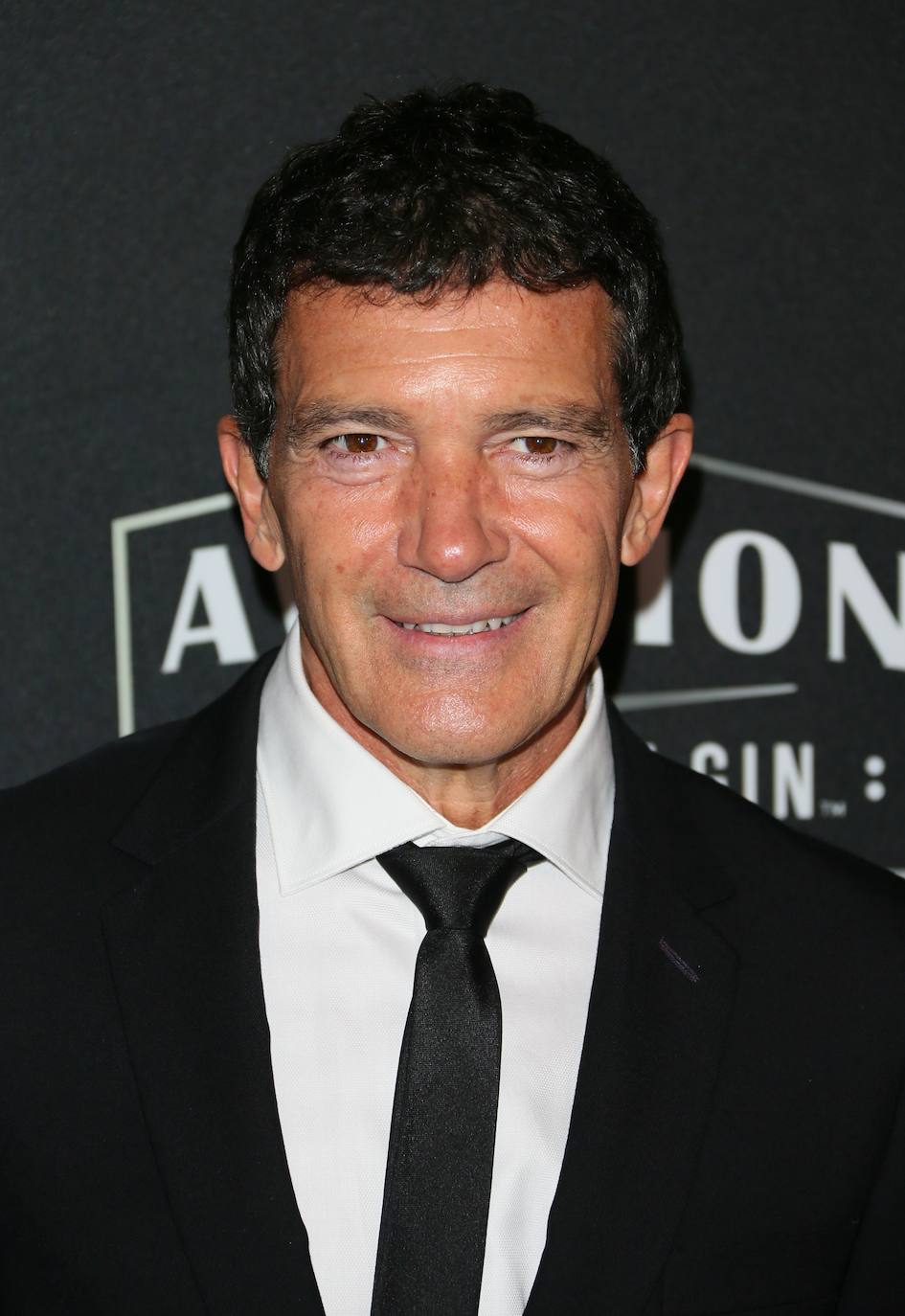 El malagueño recibió el galardón de manos de la actriz Dakota Johnson, hija de su exmujer Melanie Griffith