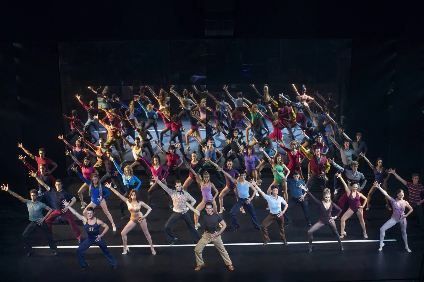 La cuenta atrás para 'A Chorus Line' ha empezado. El Teatro del Soho Caixabank lanza las primeras imágenes oficiales del musical que inaugura el escenario de Antonio Banderas el 15 de noviembre. El actor malagueño aparece caracterizado como 'Zach', el famoso y exigente coreógrafo que elige en una audición a los bailarines que formarán parte de la línea del coro, rodeado de la veintena de artistas que componen el elenco