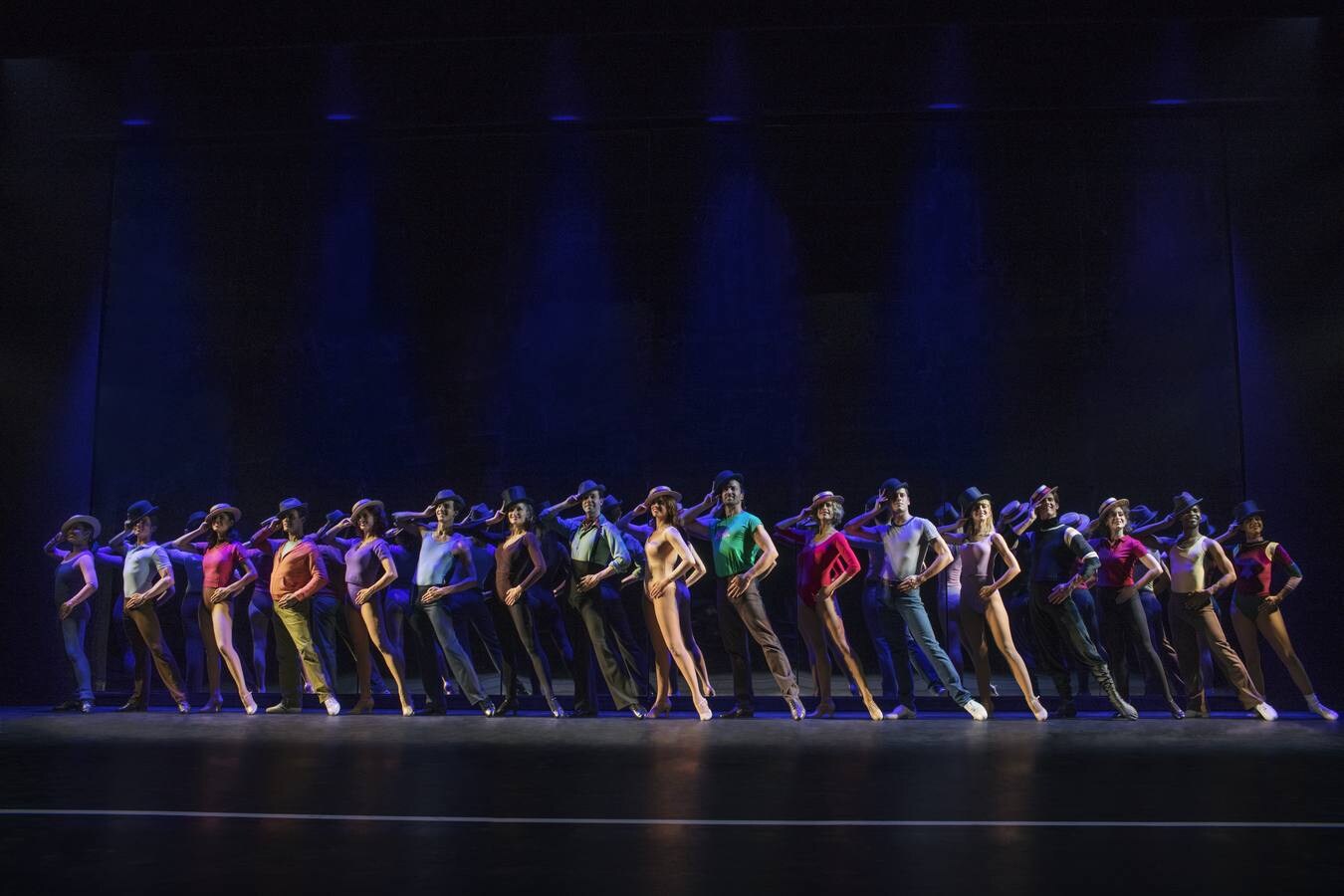 La cuenta atrás para 'A Chorus Line' ha empezado. El Teatro del Soho Caixabank lanza las primeras imágenes oficiales del musical que inaugura el escenario de Antonio Banderas el 15 de noviembre. El actor malagueño aparece caracterizado como 'Zach', el famoso y exigente coreógrafo que elige en una audición a los bailarines que formarán parte de la línea del coro, rodeado de la veintena de artistas que componen el elenco