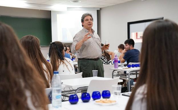 Francisco Lorenzo, de Olearum, durante el taller de iniciación a la cata de aceite.