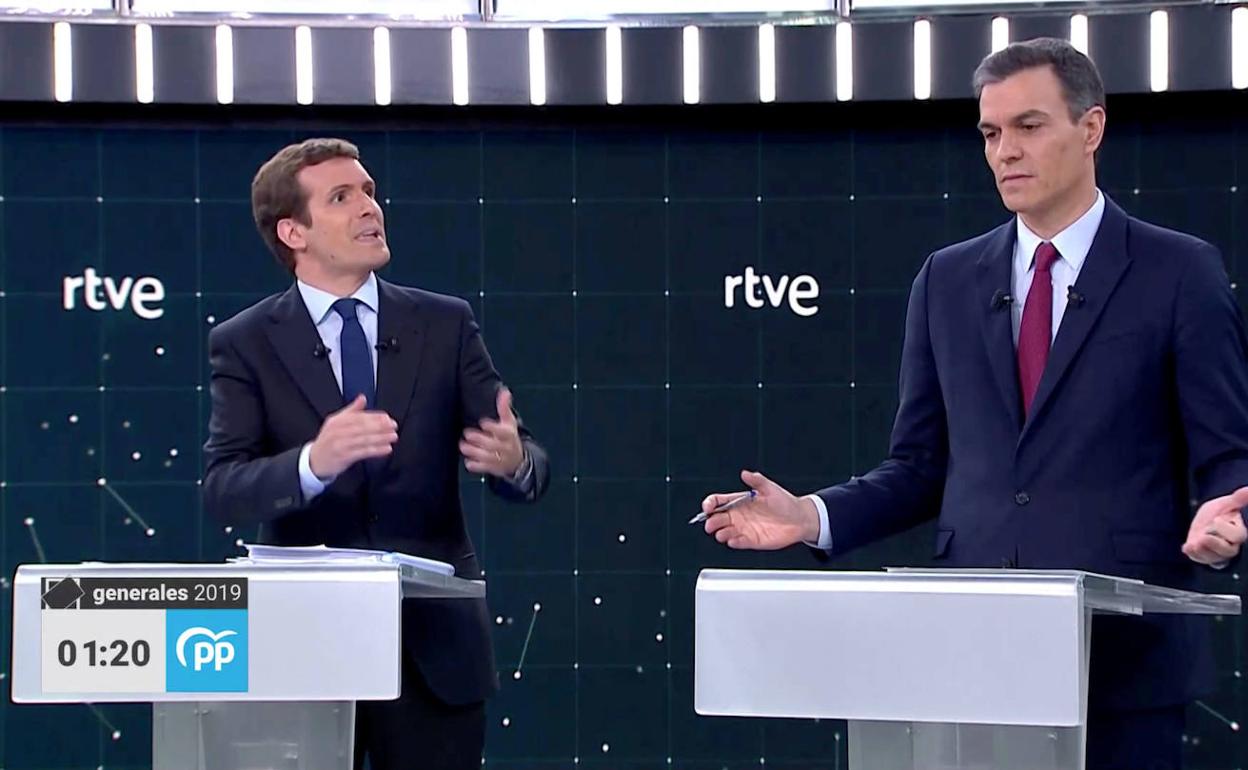 Pablo Casado y Pedro Sánchez, en el debate de RTVE del pasado 22 de abril. 