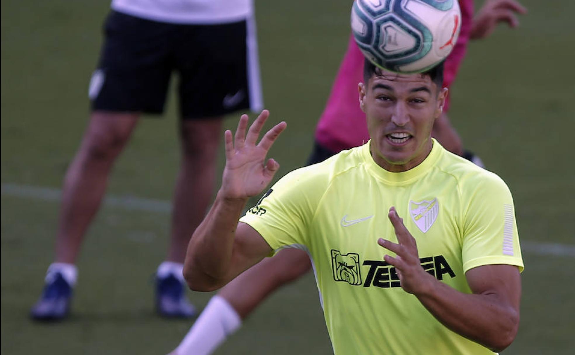 Diego González remata de cabeza un balón durante un entrenamiento con el Málaga esta temporada.