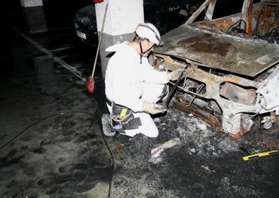 Imagen secundaria 1 - Distintos momentos de las investigaciones que llevan a cabo los especialistas de la unidad para desentrañar los secretos de los incendios. 