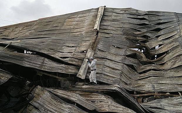Imagen principal - Distintos momentos de las investigaciones que llevan a cabo los especialistas de la unidad para desentrañar los secretos de los incendios. 