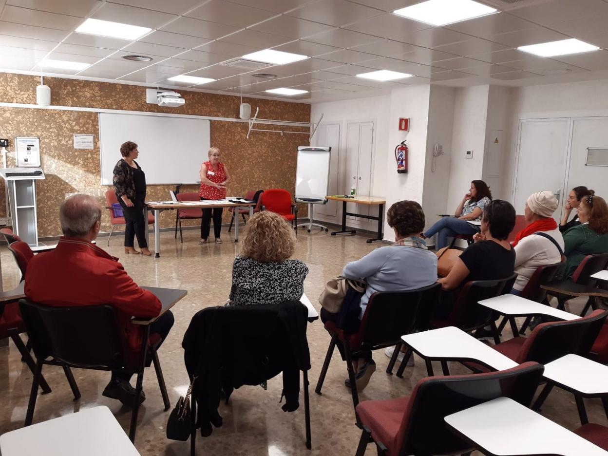 Pacientes y formadoras en el Hospital Costa del Sol durante uno de los talleres. 