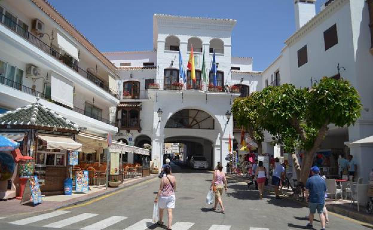 El pleno de nerja acuerda rebajar el tipo del IBI para igualar los recibos a los de 2017