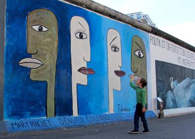 Imagen secundaria 1 - Arriba, la memoria histórica es una asignatura obligada para los escolares. Abajo, a la izquierda, un niño 'charla' con las caras pintadas por Mary Mackey. A la derecha, el Memorial de Bernauerstrasse recuerda dónde estaba el Muro.