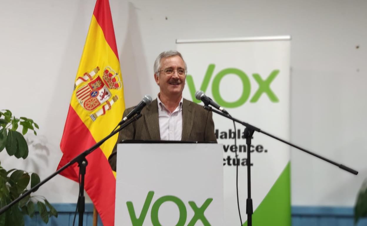 José Antonio Ortega Lara, el fundador de Vox, durante un momento de su intervención en Benajarafe. 
