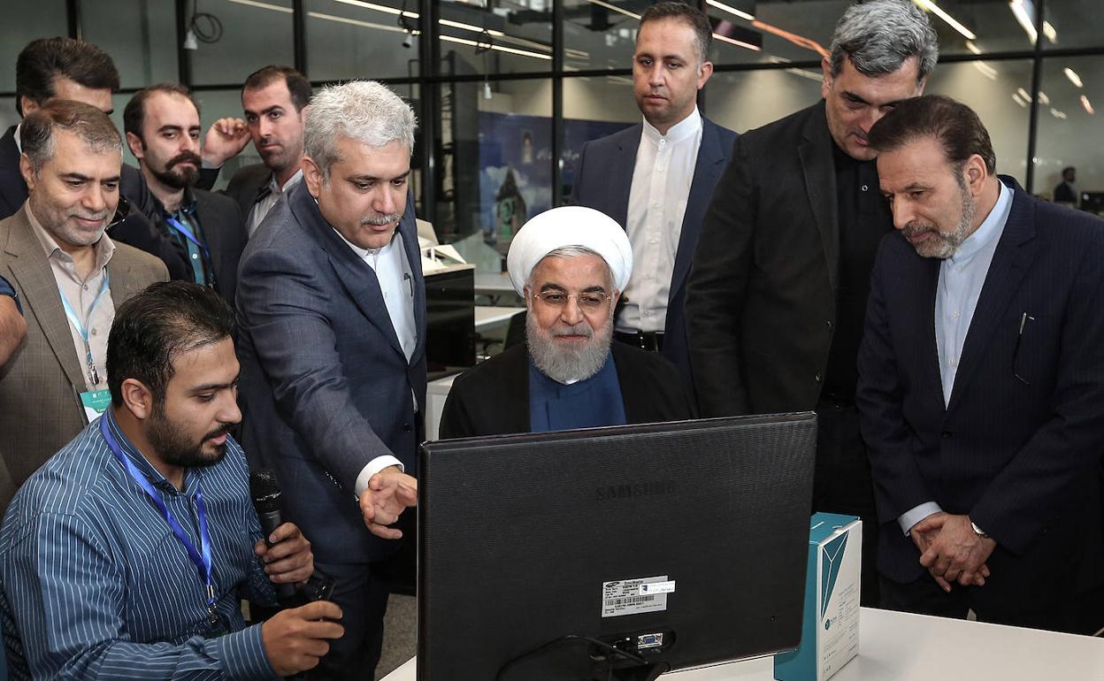 El presidente de Irán, Hasán Rohani, durante la inauguración este martes de la fábrica de innovación Azadi en Teherán.
