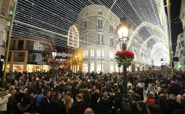 Málaga abarrota el Centro para dar la bienvenida a la Navidad en la calle Larios