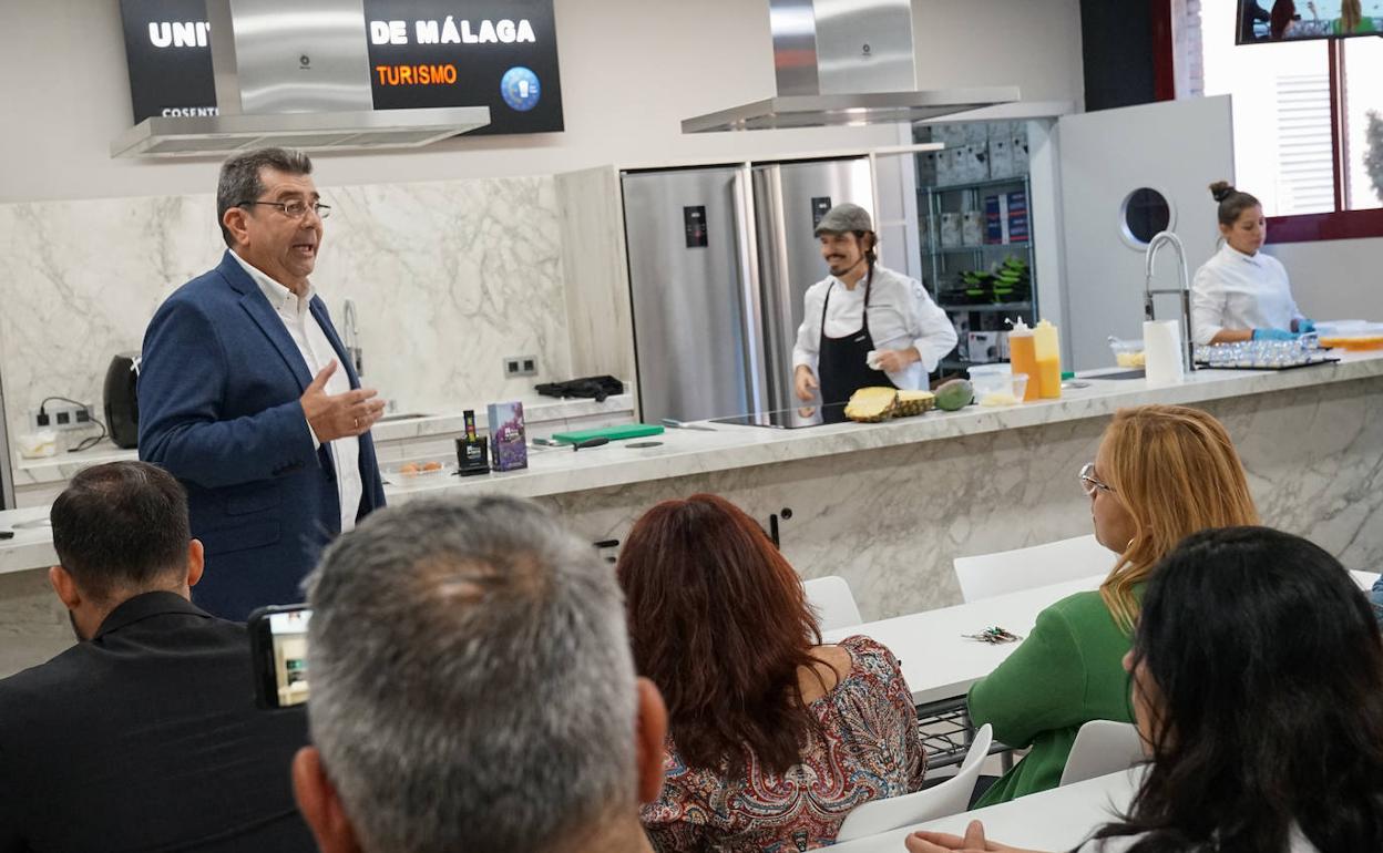 Antonio Guevara, a la izquierda, y el chef Sergio Garrido y María Montilla, en la zona de cocina del nuevo laboratorio. 