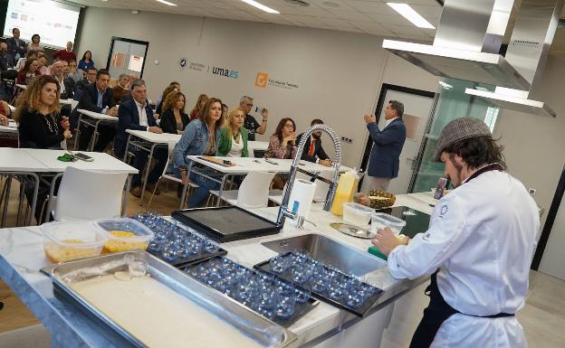 Sergio Garrido, preparando la degustación. 