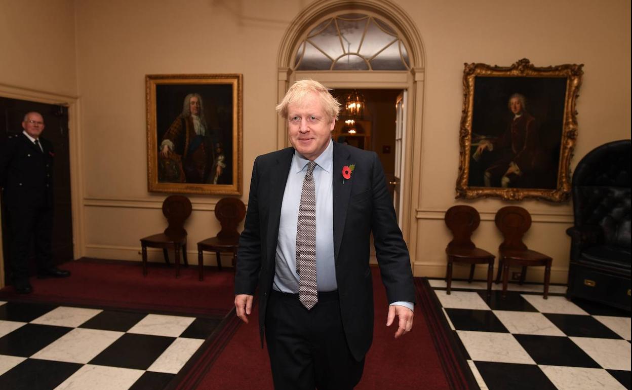 El primer ministro británico, Boris Johnson, sale de la residencia oficial en el número 10 de Downing Street.