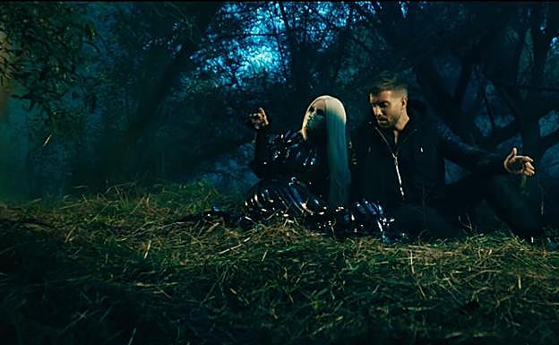 Pablo Alborán y Ava Max, en el videoclip de 'Tabú'. 