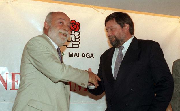 En la imagen, Martín Toval y Oliva, cuando el segundo le ganó las primarias en 1998 al primero para ser el candidato socialista al Ayuntamiento de Málaga.