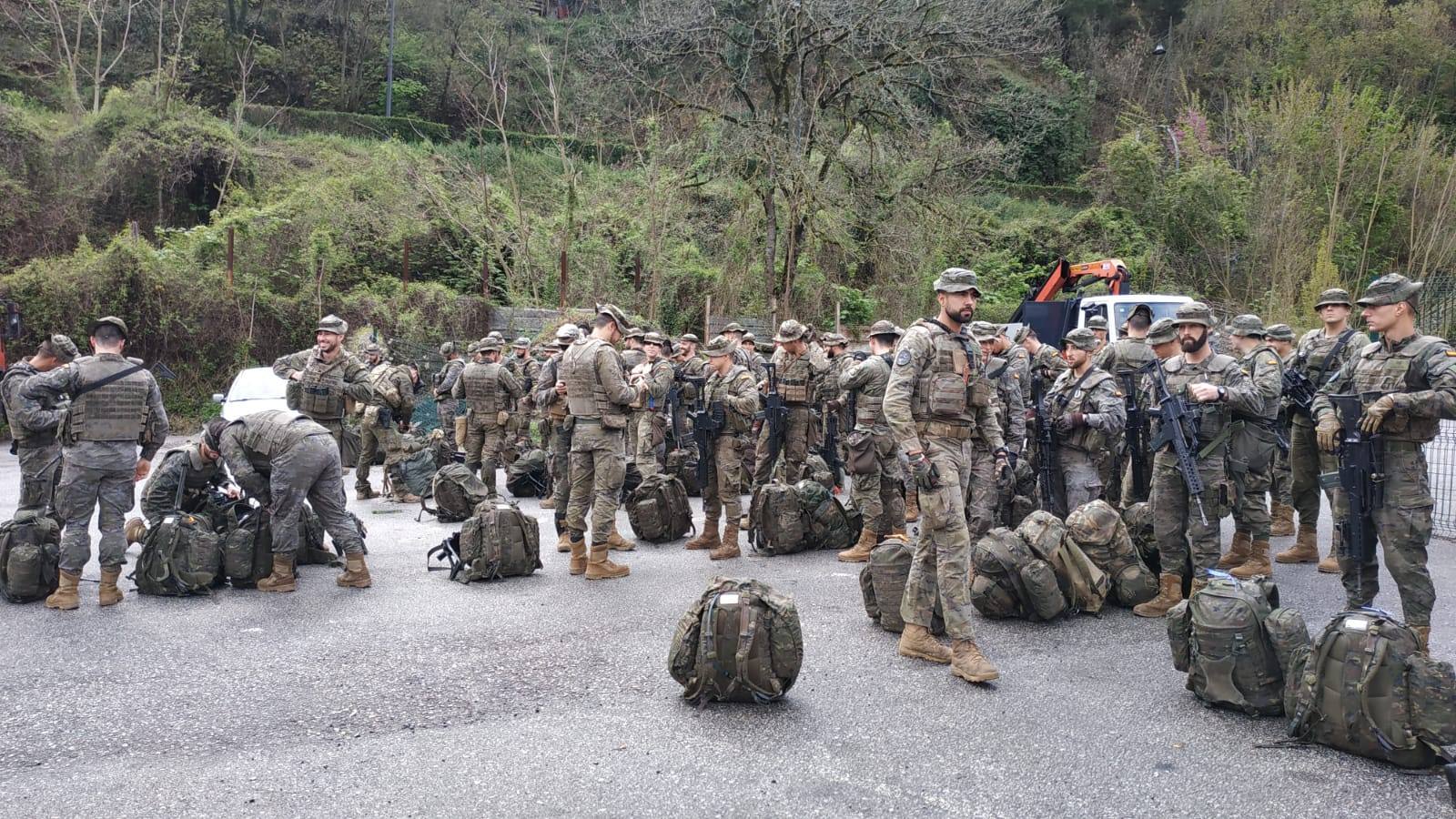 Una compañía acuartelada en Cabo Noval se dispone a realizar unas maniobras en Cangas del Narcea.