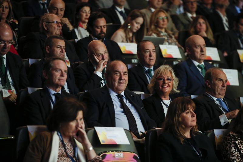 Entre los asistentes se encuentran referentes internacionales como el actor y empresario malagueño Antonio Banderas; el presidente de SEAT, Luca de Meo; el consejero delegado de Repsol, Josu Jon Imaz, y el presidente de CaixaBank, Jordi Gual.