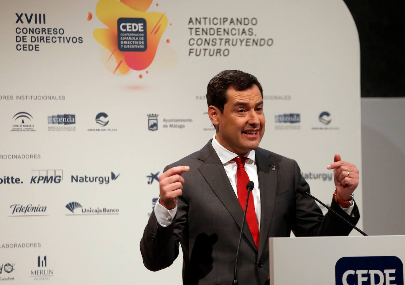 Entre los asistentes se encuentran referentes internacionales como el actor y empresario malagueño Antonio Banderas; el presidente de SEAT, Luca de Meo; el consejero delegado de Repsol, Josu Jon Imaz, y el presidente de CaixaBank, Jordi Gual.