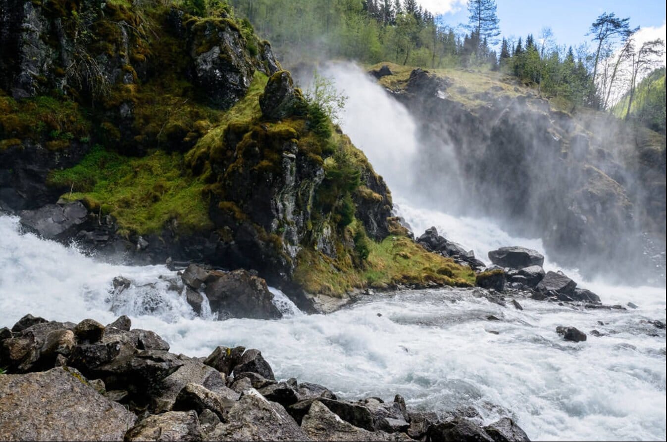 Søtefossen, Noruega. Una caminata por el río Kinso lleva al visitante a cuatro de las mejores cataratas de Noruega, que culminan en Søtefossen, un salto gigante que impresiona. Diez de las 30 cascadas más altas del mundo se encuentran en Noruega, según la Base de Datos Mundial de la Cascadas.