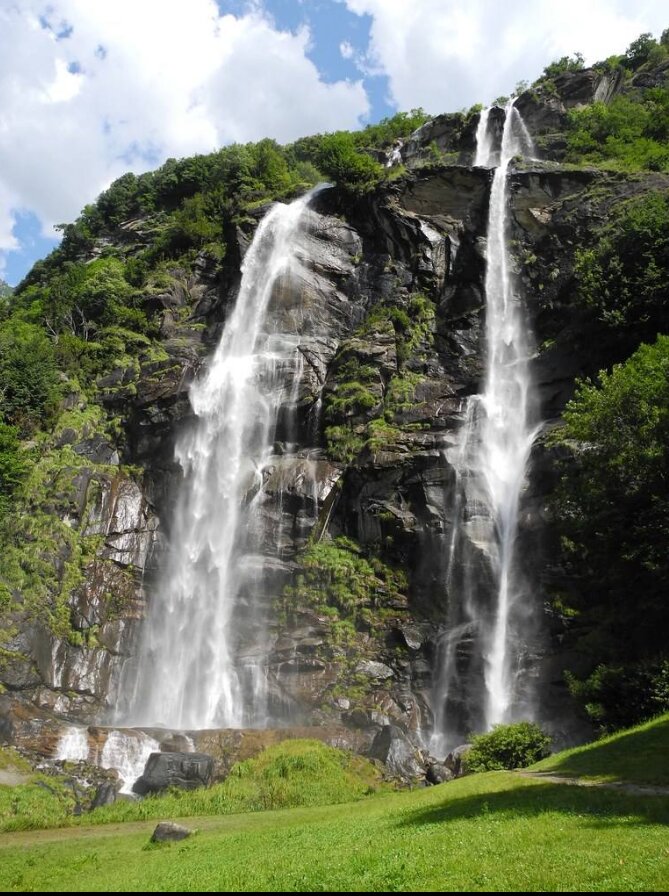 Las Cascadas de Acquafraggia. Las aguas del lago Pizzo son las que nutren las cascadas de Acquafraggia de Borgonuovo, en el municipio de Piuro en Valchiavenna, en la región de Lombardía, Italia.