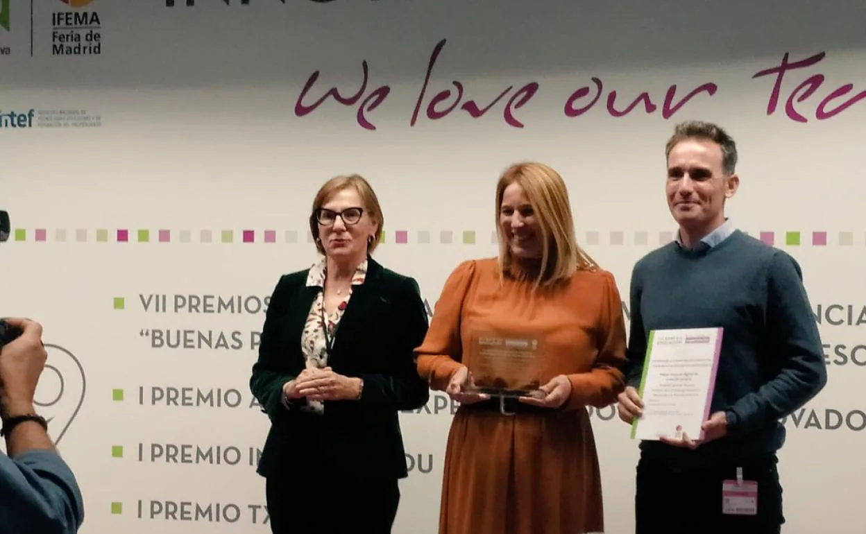 A la derecha, Carmen González y Sergio Banderas, recibiendo el premio ayer en Madrid. 