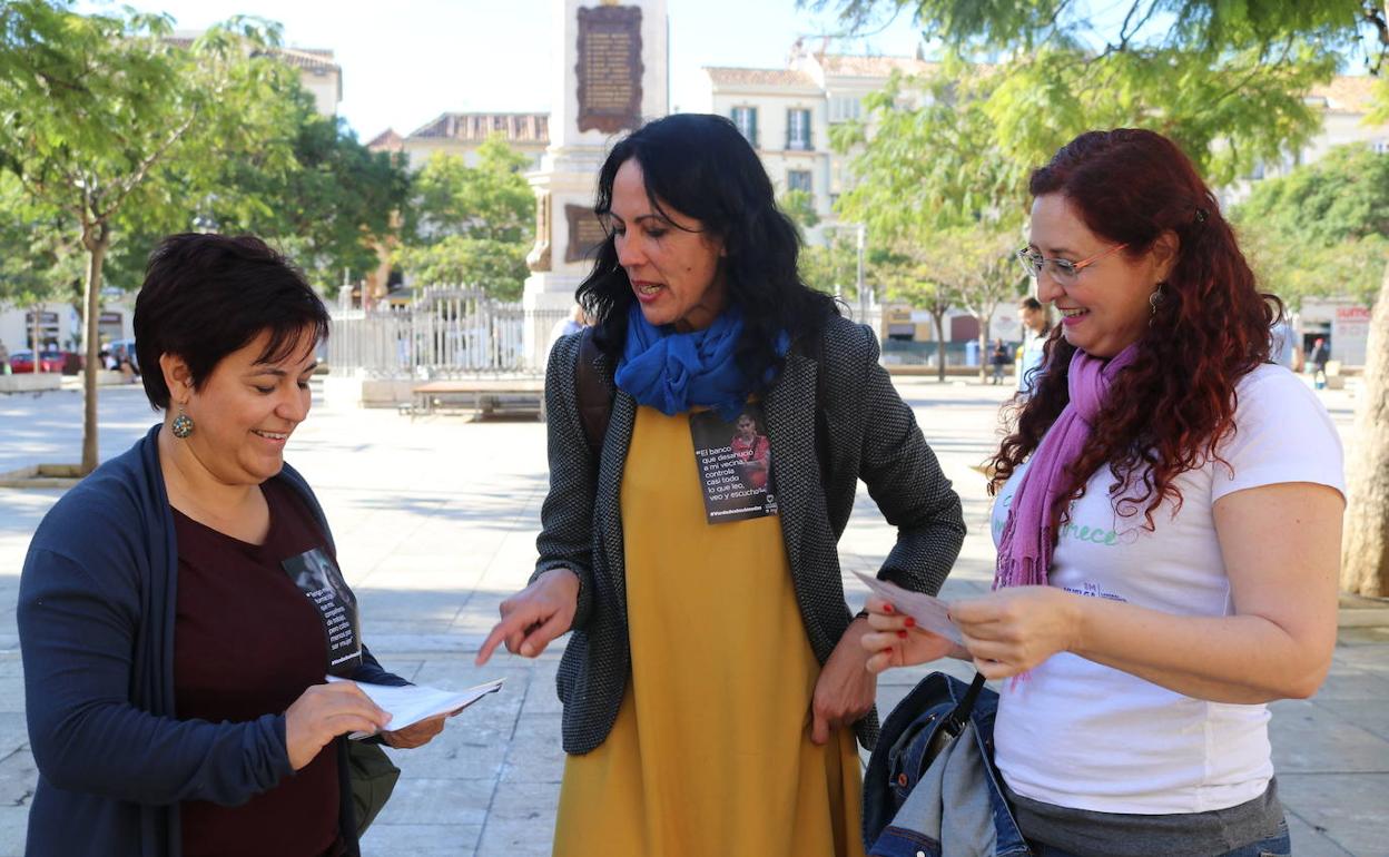 García Sempere, durante un reparto de propaganda electoral hoy. 