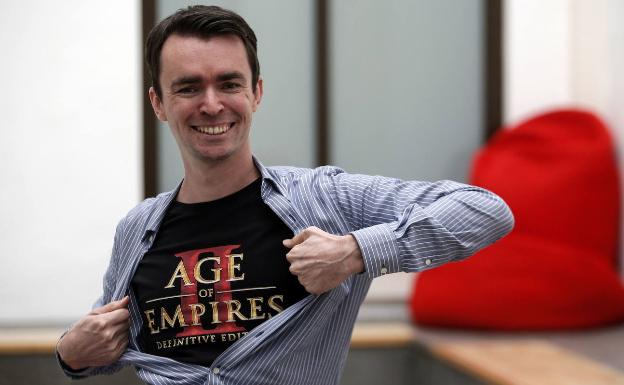 El director creativo de Forgotten, Bert Beeckman, se abre la camisa para mostrar el lanzamiento de la versión definitiva de 'Age of Empires II'. 