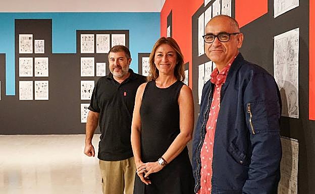 Juan Santos, María Jesús Martínez Silvente y Pepo Pérez posan en la sala de Bellas Artes. 