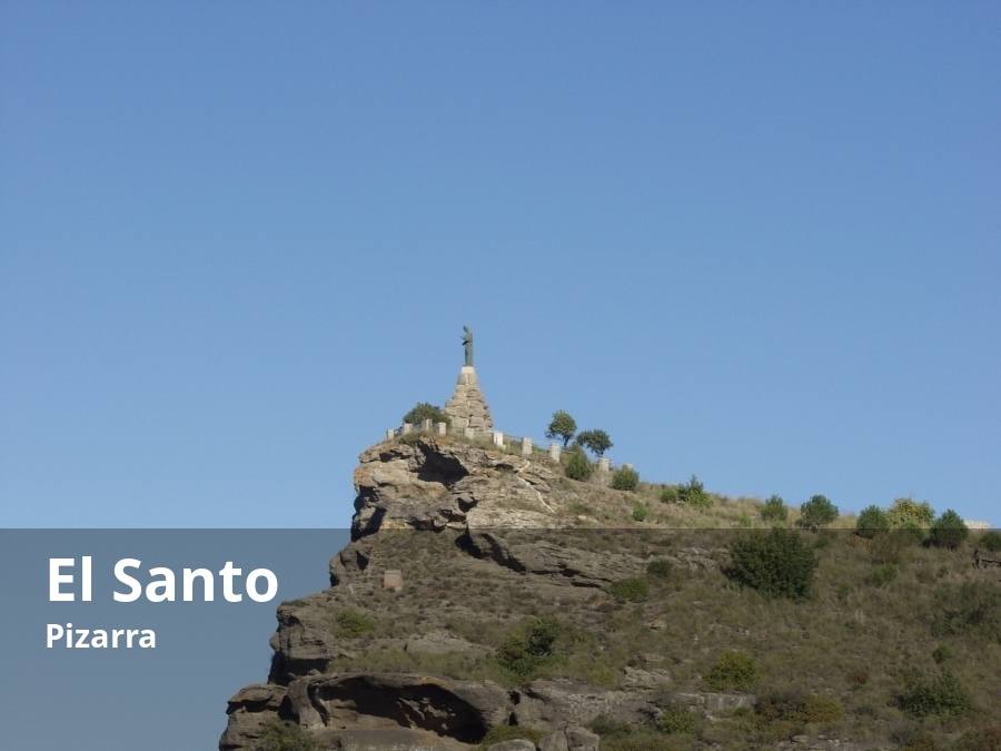 En lo alto de la sierra de Gibralmora, que cobija al pueblo de Pizarra, se encuentra uno de los mejores miradores del Valle del Guadalhorce. Para ello hay que hacer antes un recorrido muy singular para los amantes del senderismo. En concreto, desde el pueblo de Pizarra se puede subir por un área recreativa que conduce a una angostura conocida como la Raja Ancha. Esta apertura entre rocas, que se sube por una escalera excavada en la piedra, es ya de por sí un aliciente para adentrarse en esta sierra de Pizarra. Sin embargo, merece la pena seguir subiendo para llegar hasta el final de esta ruta de senderismo, la escultura conocida como El Santo, que en realidad es una imagen del Sagrado Corazón. Además de ser un lugar con una historia singular, desde allí se puede disfrutar de unas vistas espectaculares del Valle del Guadalhorce.