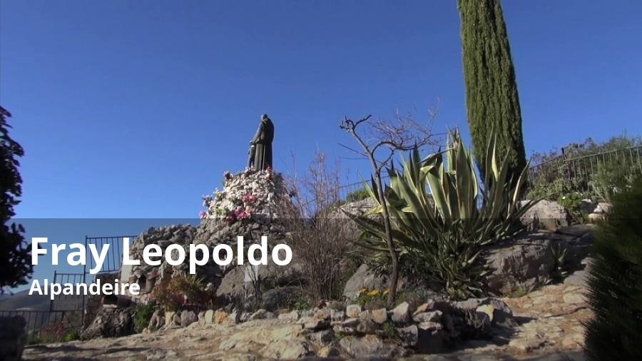 En el pueblo donde nació el famoso beato Fray Leopoldo, se encuentra uno de los mejores miradores naturales del Alto Genal. En concreto, este enclave está en la carretera que une a esta villa, Alpandeire, con la vecina Faraján. En este mismo lugar se erige una estatua en honor al propio Fray Leopoldo. Éste es también uno de los hitos de la ruta turística que lleva el nombre de este conocido religioso. Además, existe una senda histórica a través de la que se puede llegar a Alpandeire desde Jimera de Líbar y que también se denomina Fray Leopoldo. Eso sí, existen otras opciones más cortas, como la ruta que une a Atajate con Alpandeire a través del valle del Audalázar. 