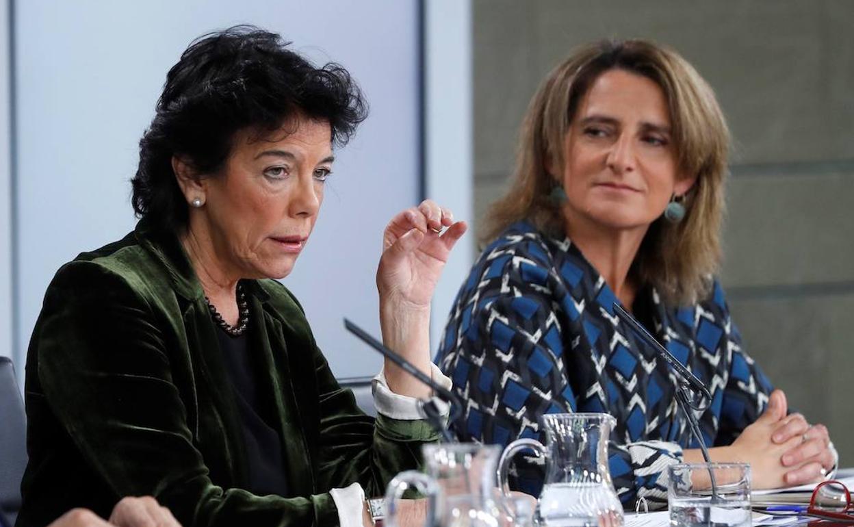 Isabel Celaá y Teresa Ribera, en la rueda de prensa posterior al Consejo de Ministros. 